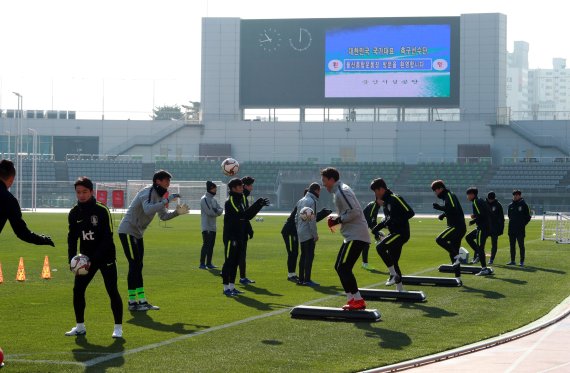 축구 국가대표팀이 지난해 12월 울산종합운동장에서 전지훈련을 하고 있다. 울산은 우수한 천연잔디와 온화한 기후로 동계훈련지로 각광 받고 있다. /사진=fnDB