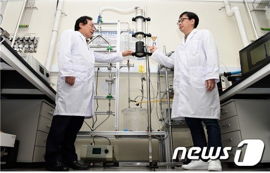 이재용 책임연구기술원(왼쪽)과 정진상 책임연구원이 초미세먼지 입경분립장치 성능평가를 수행하고 있다.(KRISS 제공) © 뉴스1