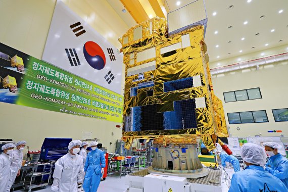 한국항공우주연구원의 연구원들이 지난 4일 정지궤도복합위성 '천리안 2B호'의 추진가스 누설 시험을 진행하고 있다. 한국항공우주연구원 제공