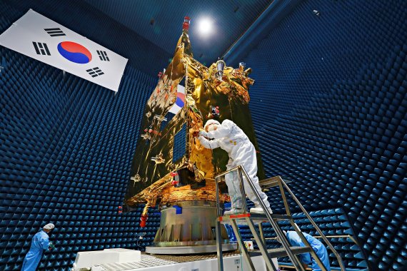 로켓이 발사될때 '천리안 2B호'가 엄청난 소음을 견디는 테스트를 하기 위해 항공우주연구원 연구진이 시험 준비를 하고 있다. 한국항공우주연구원 제공
