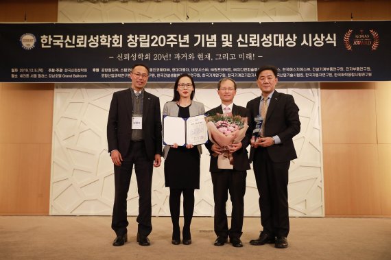 김한영 공항철도 사장(오른쪽 두 번째)이 신뢰성대상을 수상하고, 김영기 기술전기처장(왼쪽 첫 번째), 송미옥 과장(왼쪽 두 번째), 백진욱 전략홍보실장(왼쪽 네 번째)과 기념촬영을 하고 있다.