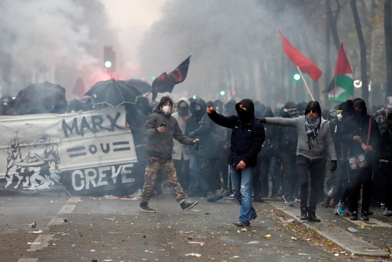 프랑스 파리 시내에서 5일(현지시간) 연금개혁에 반대하는 시위대가 경찰과 대치하고 있다.로이터뉴스1