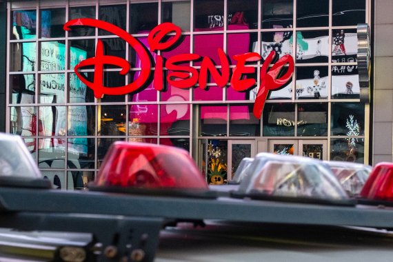 디즈니가 3일(현지시간) 캐릭터 상품을 판매하는 디즈니 스토어 오프라인 매장을 20% 축소한다고 밝혔다. 사진은 2019년 12월 5일 미국 뉴욕 타임스스퀘어 광장의 디즈니 스토어. 사진=로이터뉴스1