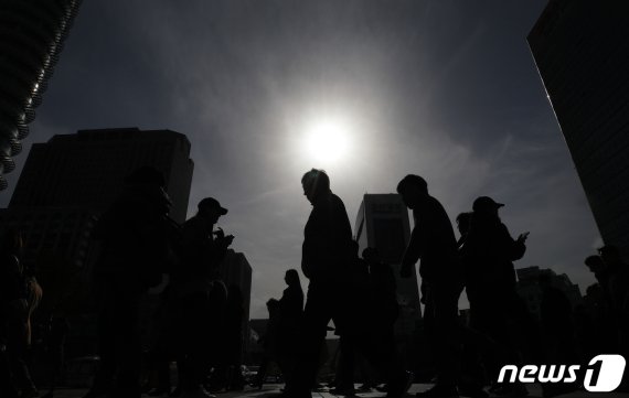 서울 광화문역 네거리에서 직장인들이 점심시간 발걸음을 옮기고 있다. 2019.11.18/뉴스1