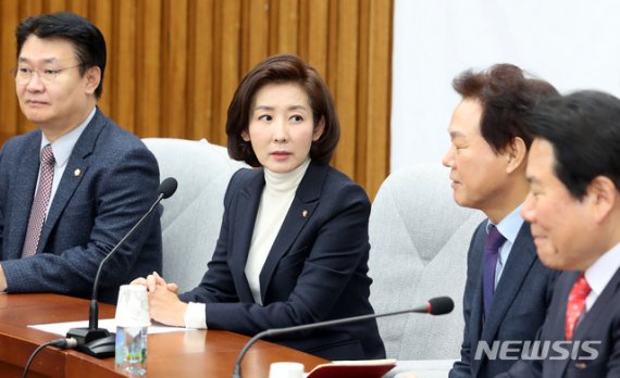 나경원 자유한국당 원내대표가 6일 오전 서울 여의도 국회에서 열린 원내대책회의에서 인사말을 하고 있다.