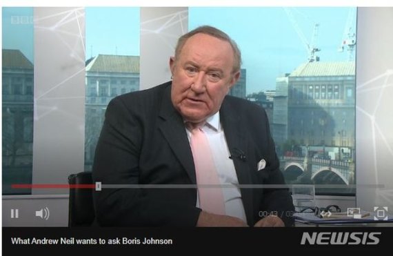 [서울=뉴시스] 5일(현지시간) 영국 공영방송 BBC의 시사 프로그램 진행자 앤드루 닐(사진)이 보리스 존슨 영국 총리를 향해 인터뷰에 응할 것을 압박했다. 그는 "(정치) 리더의 인터뷰는 지난 수십 년 동안 BBC의 선거 보도의 핵심이었다"고 강조하며 "30분의 시간을 나와 보내달라는 요청은 결코 과도한 것이 아니다"고 강조했다. (사진=BBC 캡처) 2019.12.5.