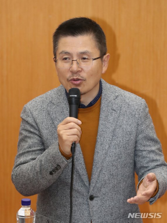 황교안 자유한국당 대표가 6일 서울대학교에서 경제학부 학생을 대상으로 특강을 하고 있다.