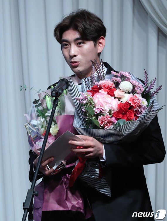 키움히어로즈 이정후 선수가 6일 서울 강남구 청담동 리베라호텔에서 열린 2019 나누리병원 일구상 시상식에서 최고 타자상 수상 소감을 말하고 있다. 2019.12.6/뉴스1 © News1 박정호 기자