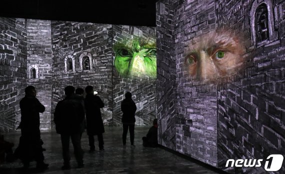 6일 오전 제주 서귀포시 성산읍 빛의 벙커에서 개막한 반 고흐 전을 찾은 관람객들이 작품을 감상하고 있다.2019.12.6/뉴스1 © News1 오현지 기자