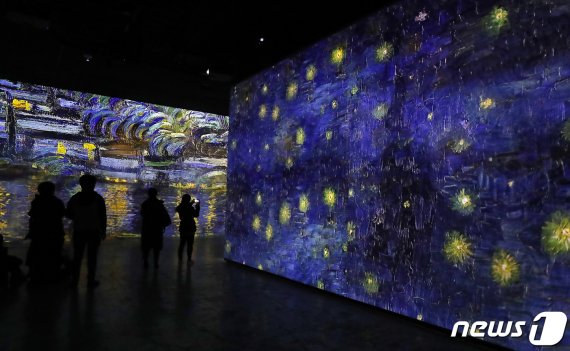 6일 오전 제주 서귀포시 성산읍 빛의 벙커에서 개막한 반 고흐 전을 찾은 관람객들이 작품을 감상하고 있다.2019.12.6/뉴스1 © News1 오현지 기자