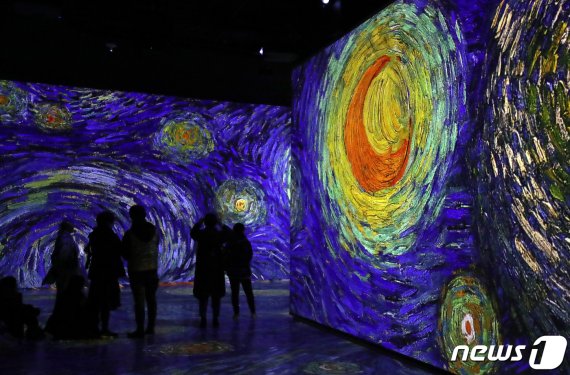 6일 오전 제주 서귀포시 성산읍 빛의 벙커에서 개막한 반 고흐 전을 찾은 관람객들이 작품을 감상하고 있다.2019.12.6/뉴스1 © News1 오현지 기자