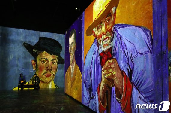 6일 오전 제주 서귀포시 성산읍 빛의 벙커에서 개막한 반 고흐 전을 찾은 관람객들이 작품을 감상하고 있다.2019.12.6/뉴스1 © News1 오현지 기자