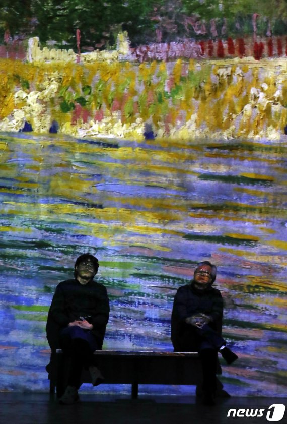 6일 오전 제주 서귀포시 성산읍 빛의 벙커에서 개막한 반 고흐 전을 찾은 관람객들이 작품을 감상하고 있다.2019.12.6/뉴스1 © News1 오현지 기자