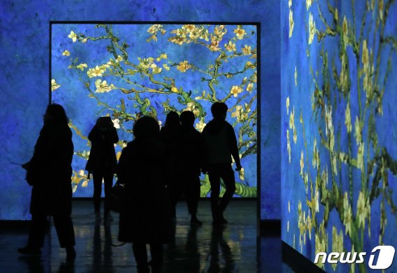 6일 오전 제주 서귀포시 성산읍 빛의 벙커에서 개막한 반 고흐 전을 찾은 관람객들이 작품을 감상하고 있다.2019.12.6/뉴스1 © News1 오현지 기자