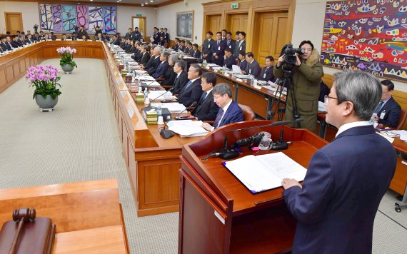 6일 서울 서초구 대법원에서 전국 법원장 회의가 열린가운데 김명수 대법원장이 모두발언을 하고 있다.사진=박범준 기자