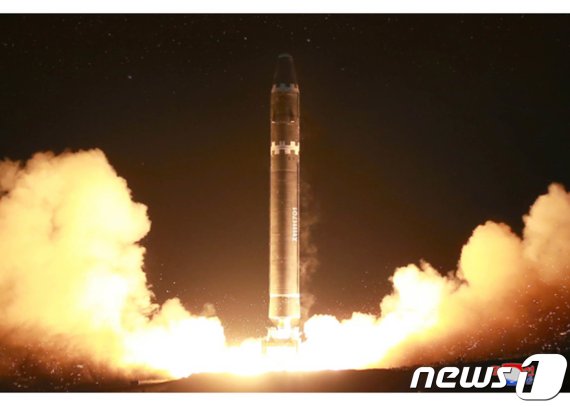 북한이 지난 2017년 11월29일 대륙간탄도미사일(ICBM)급 '화성-15형' 미사일을 발사했다.<div id='ad_body3' class='mbad_bottom' ></div> (노동신문)2017.11.30/뉴스1
