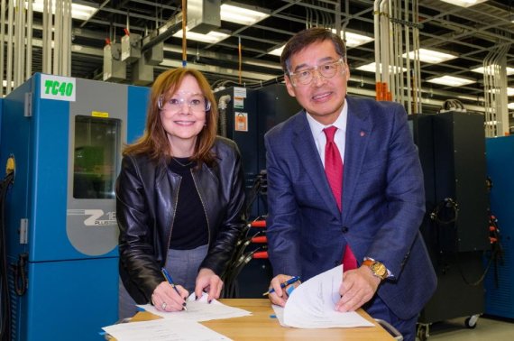 LG화학 CEO 신학철 부회장과 GM CEO 메리 바라 회장이 5일(현지시간) 미국 미시간 GM 글로벌테크센터에서 합작계약을 하고 있다.