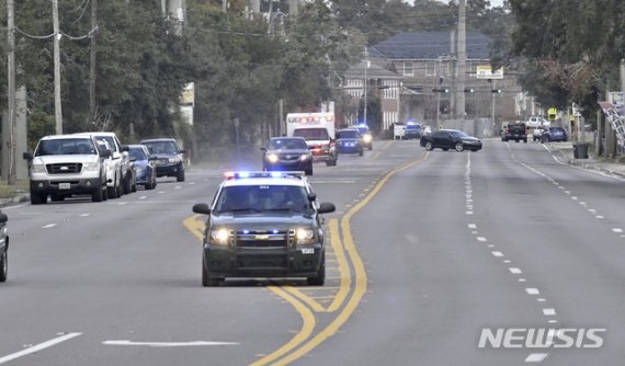 [펜서콜라=AP/뉴시스]6일(현지시간) 미 플로리다 펜서콜라 소재 해군항공기지에서 총격 사건이 발생해 용의자를 포함해 총 4명이 숨졌다. 사진은 총격 이후 경찰차가 구급차를 에스코트하는 모습. 2019.12.07. /사진=뉴시스