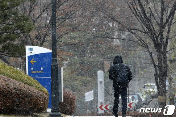 [오늘날씨] 눈 가장 많이 내리는 '대설'.. 서울·중부지방 1㎝ 눈