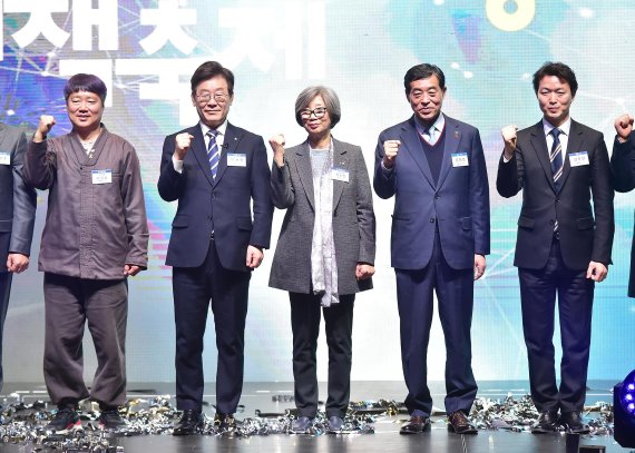 윤화섭 안산시장(왼쪽 네번째) 경기도민 정책축제 참가. 사진제공=안산시