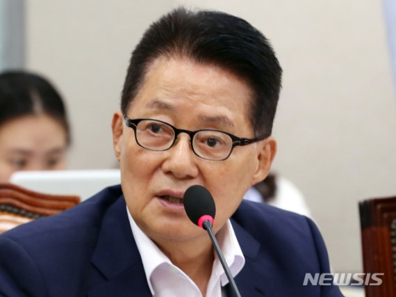 4일 오후 서울 여의도 국회 법제사법위원회에서 열린 법제처 국정감사에서 박지원 의원(무소속)이 질의하고 있다.