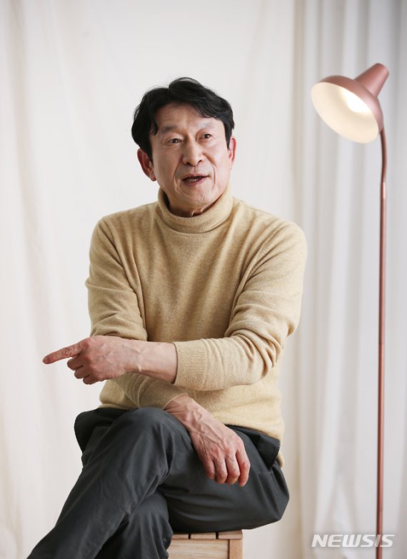 [서울=뉴시스]조수정 기자 = 배우 김응수가 6일 서울 강남구 한 스튜디오에서 뉴시스와 인터뷰 하고 있다. 2019.12.07. chocrystal@newsis.com