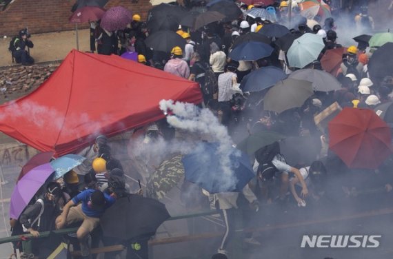 홍콩 시위대 "최루탄 맞은 23% 호흡곤란·발진 등 후유증…성분 공개하라"