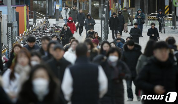 [오늘 날씨] 강추위, 낮부터 풀려.. 내일 수도권·중부 곳곳 빗방울