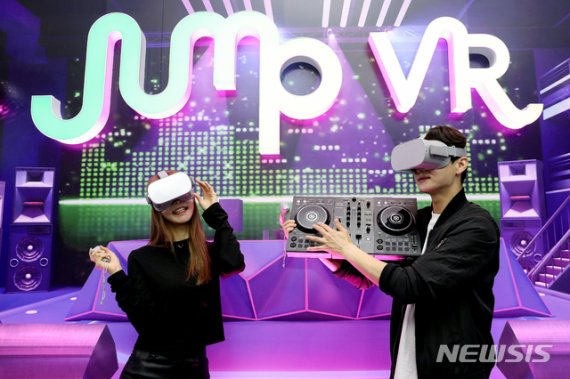 [서울=뉴시스]김병문 기자 = SK 텔레콤 모델들이 19일 오전 서울 중구 SK T타워에서 VR 기기 '오큘러스'로 VR 이용자들간 가상세계에서 커뮤니티 활동을 통해 관계를 형성하는 '버추얼 소셜 월드'를 선보이고 있다. 2019.11.19. dadazon@newsis.com