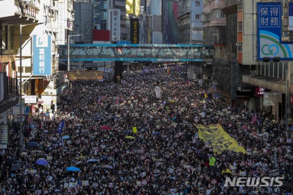 반정부시위 6개월 맞아 홍콩 시민 대규모 가두행진 시작