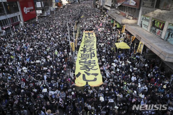 반정부시위 6개월 맞아 홍콩 시민 대규모 가두행진 시작