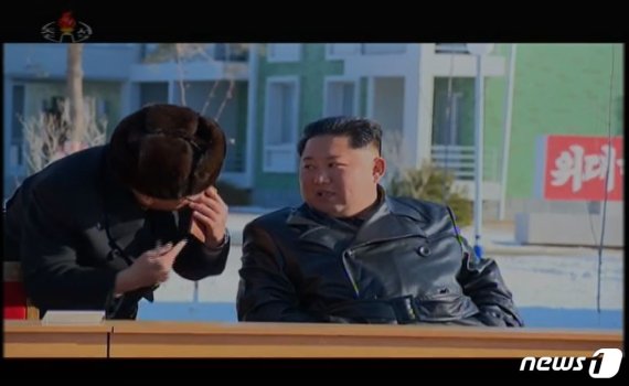 조선중앙TV가 4일 김정은 북한 국무위원장이 중평 남새온실농장과 양묘장 조업식에 참석했다고 전했다. (조선중앙TV) © 뉴스1