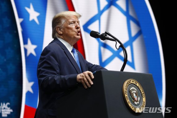 [할리우드=AP/뉴시스] 7일(현지시간) 도널드 트럼프 미국 대통령이 플로리다 할리우드에서 열린 유대계 미국인 협의회 전국 회의에 참석해 연설을 하고 있다. 그는 이날 자신의 친(親)이스라엘 정책을 과시하며 "나는 이스라엘의 가장 친한 친구"라고 강조했다. 2019.12.8