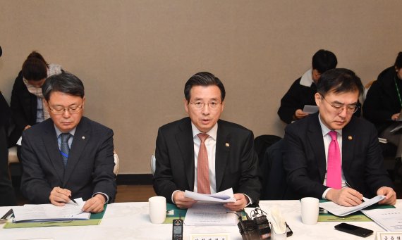 김용범 기획재정부 제1차관(가운데)이 9일 광화문 정부서울청사에서 ‘거시경제 금융회의’를 주재, 모두발언을 하고 있다. 기획재정부 제공