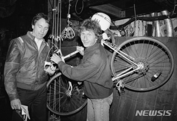 [뉴욕= AP/뉴시스] 1985년 뉴욕의 유진 오닐 극장에서 브로드웨이 뮤지컬 "빅 리버"에 출연했을 때의 오베어저누와( 오른쪽). 그는 연극 영화 TV극의 전성시대를 통해 장수한 개성있는 연기인으로, 12월 8일 폐암으로 생을 마감했다.