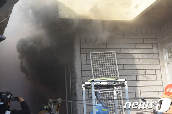 8일 오전 9시 55분께 대전 중구 유천동의 한 단독주택 1층에서 불이 났다.(제공=서부소방서) © 뉴스1