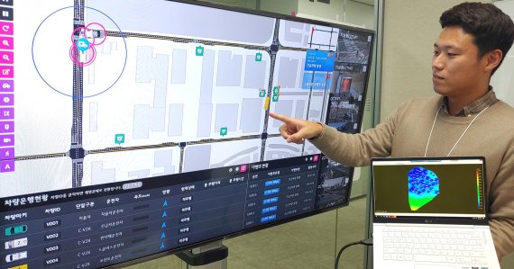 LG유플러스 관계자가 정밀한 위치확인이 가능한 자율주행 관제화면을 살펴보고 있다. LG유플러스 제공