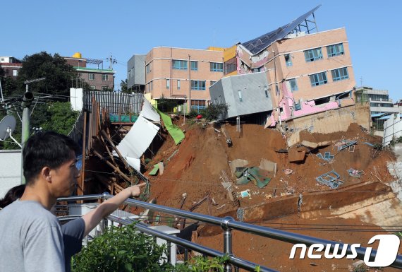 2018년 9월 7일 오전 서울 동작구 상도유치원이 인근 공사장 지반 침하로 기울어져 붕괴위험에 처해있다.