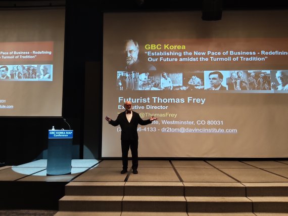 미래학자 토마스 프레이가 지난 6일 서울 JW매리어트호텔에서 열린 '블록체인 및 디지털 화폐의 미래 전망' 컨퍼런스에서 강연하고 있다.<div id='ad_body2' class='ad_center'></div>