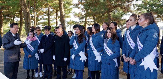 [fn포토] 월드미스유니버시티 참가자, 제주4·3평화공원 참배