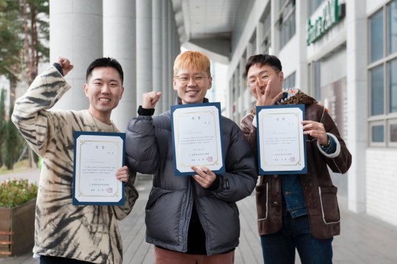 한언수, 김지순, 박종권 학생(왼쪽부터)이 제로웨이스트 패션디자인공모전에서 수상한 상장을 들어 보이고 있다. 동서대학교 제공