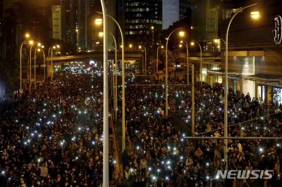 [홍콩=AP/뉴시스] '범죄인 인도 법안(송환법)' 반대 시위를 지속 중인 홍콩에서 8일 '세계 인권의 날'을 기념하는 대규모 거리 행진이 진행됐다. 홍콩 경찰이 이날 행진을 공식적으로 허가하며 시위는 더욱 평화롭게 진행됐다. 2019.12.9.