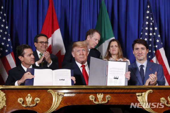 [부에노스아이레스=AP/뉴시스]도널드 트럼프 행정부와 민주당 간 미국멕시코캐나다협정(USMCA) 협상 타결이 임박했다는 관측이 나왔다. 사진은 지난해 11월30일 아르헨티나 주요20개국(G20) 정상회의 개막 직전에 트럼프 대통령(가운데)과 엔리케 페냐 니에토 당시 멕시코 대통령(왼쪽), 쥐스탱 트뤼도 캐나다 트뤼도 총리가 북미자유무역협정(NAFTA)을 대체할 USMCA 서명식에 참석한 모습. 2019.11.28.