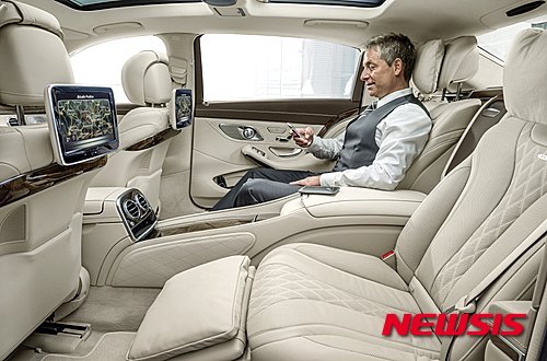 【서울=뉴시스】다임러 그룹이 2012년 단종 시킨 마이바흐가 몸값을 대폭 낮춰 다시 돌아왔다. 사라진지 3년여 만에 메르세데스-벤츠의 하위 브랜드인 '더 뉴 메르세데스-마이바흐 S 클래스'로 모습을 바꿔 올해 국내에 출시된 것이다.2015.08.03.(사진 = 메르세데스-벤츠 제공) photo@newsis.com