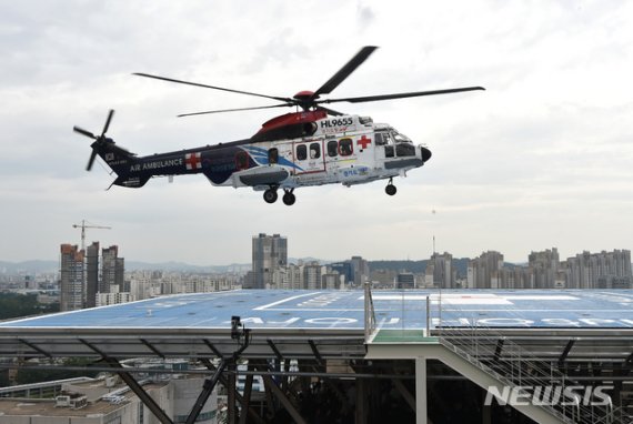 경기 수원시 아주대학교병원 경기남부권역외상센터에서 열린'닥터헬기 출범식'에서 헬기가 착륙하고 있다. [사진=뉴시스]