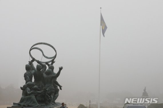 [서울=뉴시스]김명원 기자 = 자욱한 안개와 미세먼지로 뒤덥힌 10일 오전 서울 여의도 국회 본청 정문 동상 너머 여의도가 뿌엿게 보이고 있다. 2019.12.10. kmx1105@newsis.com /사진=뉴시스