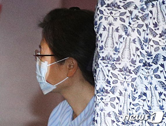 박근혜 '국정원 특활비' 재판, '국정농단' 재판부에 재배당