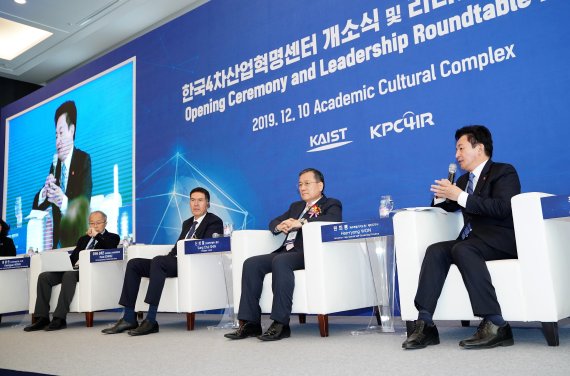 원희룡 제주도지사는 10일 대전 카이스트에서 열린 ‘한국 4차 산업혁명정책센터 개소식 및 리더십 라운드 테이블’에 참석해 제주도가 추진하고 있는 4차 산업혁명 관련 정책들을 소개했다.