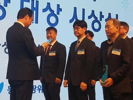 지난 9일 서울 논현동 '임피리얼팰리스 서울'에서 열린 '2019대한민국 동반성장 시상식'에서 임동아 네이버 리더가 최우수 기업상을 수상하고 있다. 네이버 제공