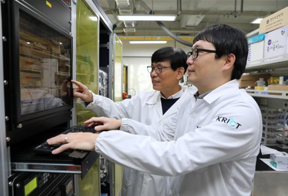 한국화학연구원 전기원(왼쪽) 박사와 박해구 연구원이 이산화탄소 반응 장치를 운전하고 있다. 화학연구원 제공